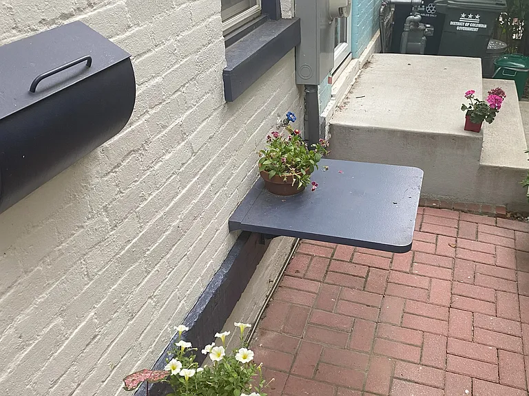 433 Warner St NW — Photo 2
