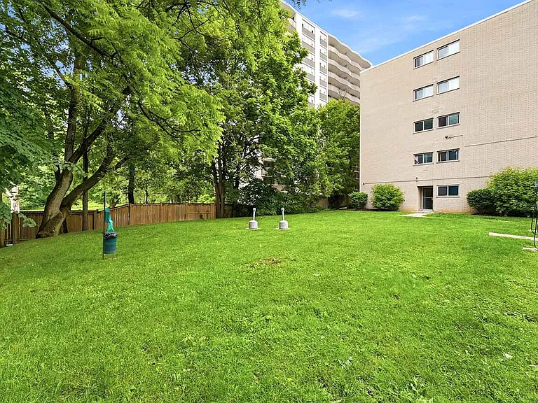 1223 Richmond St — Photo 26