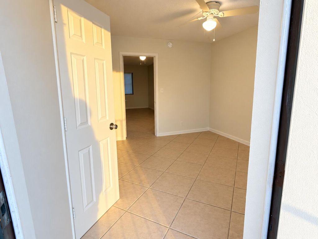 1960 NE 48th St APT 11, photo 7