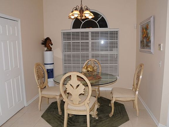 Dining/Eat-in-kitchen