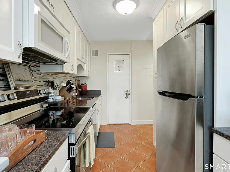 44 Strawberry Hill Ave #5C — Photo 14