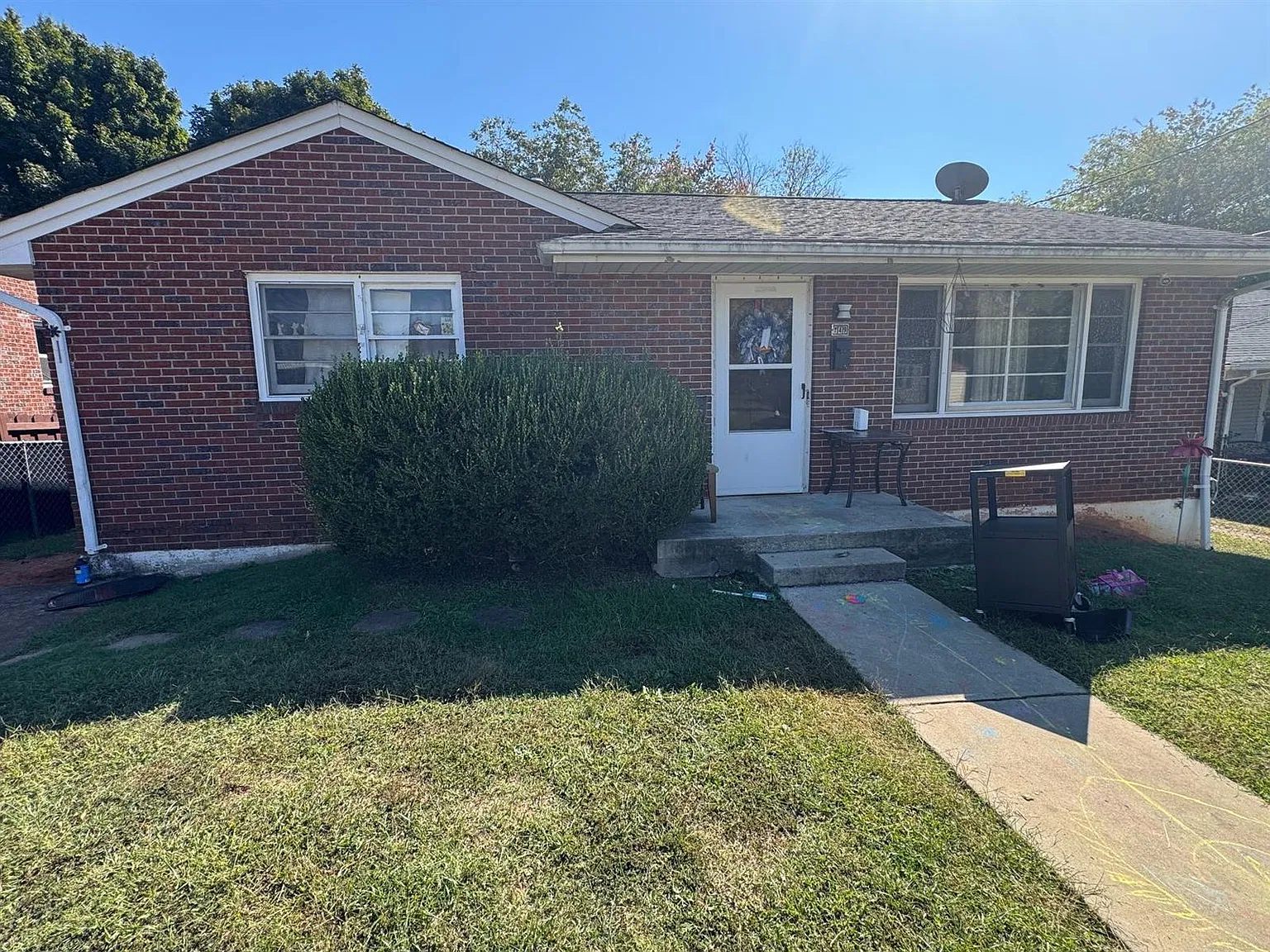 2 bed, 1.0 bath, 999 sqft, $914 — Photo 1