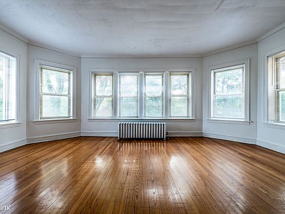 7924 S Vernon Ave Apartments Chicago Living Room_04