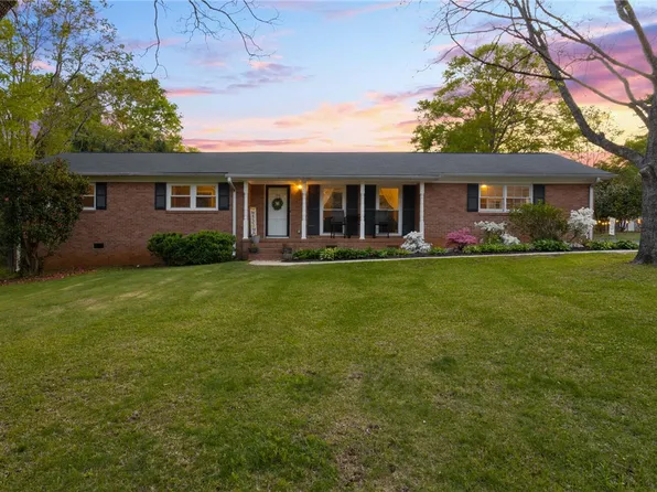 26 Pine Ridge Dr, Greenville, SC 29605