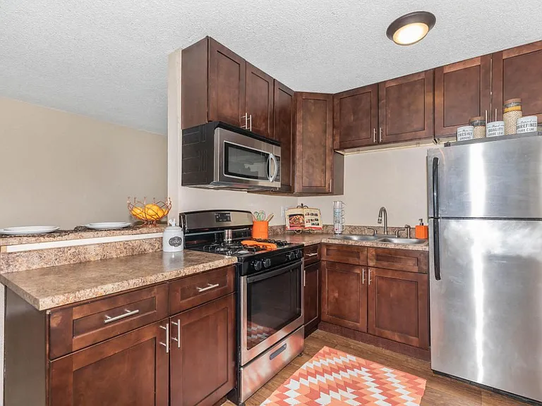 Dorado Plaza Apartments — Photo 43