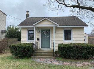 249 E Hoffman Ave, Lindenhurst, NY 11757