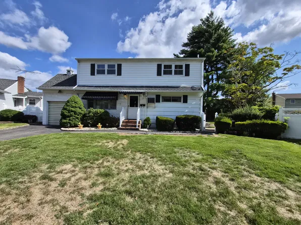 1733 Meadow Ct, East Meadow, NY 11554