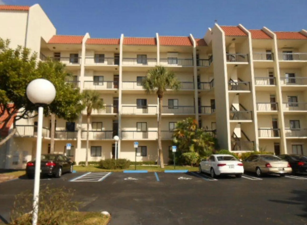 2 bed, 2.0 bath, 1042 sqft, $2,100 — Photo 2