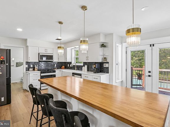 3rd image of 920 Clover Ln