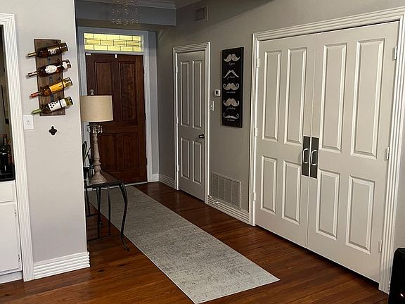 4th image of 103-109 E Oak St #3