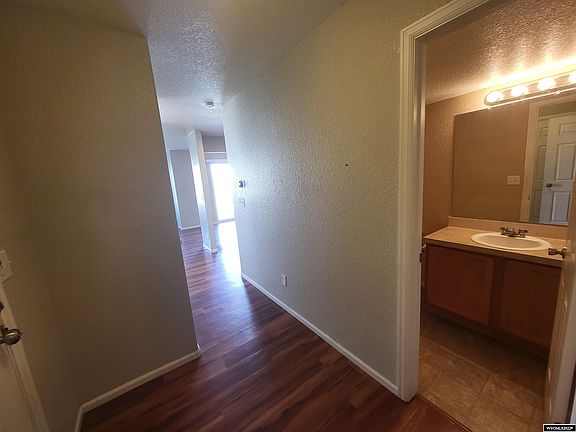 3rd image of 1040 Meadow Ln