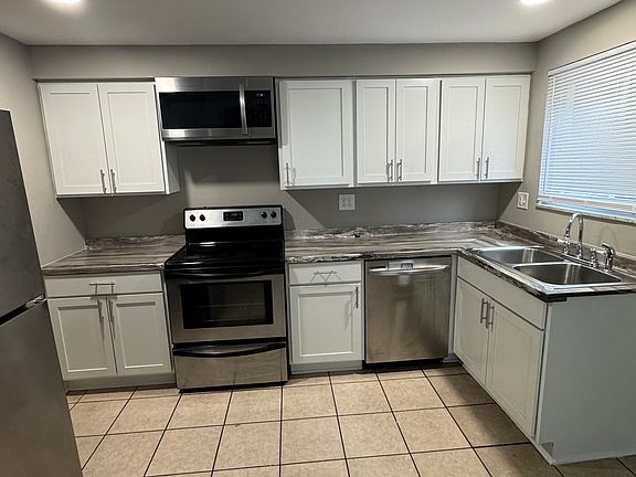 2nd image of 3295 Reis Ave