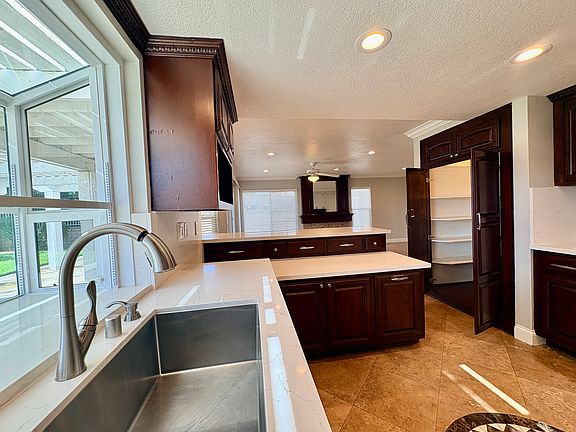 5th image of 2207 S Autumn Ln