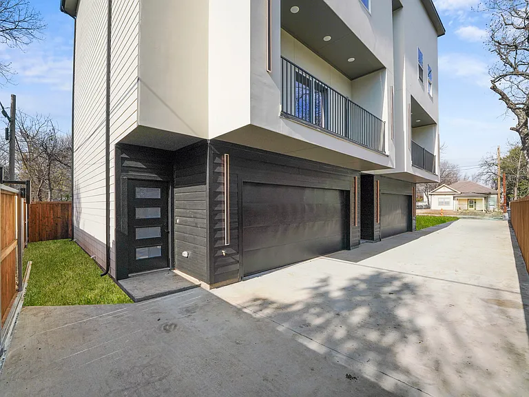 206 W Brooklyn Ave — Photo 2