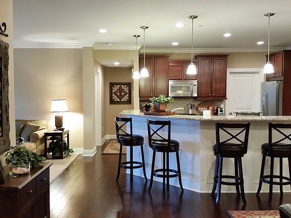 Kitchen w Island/Eating Bar