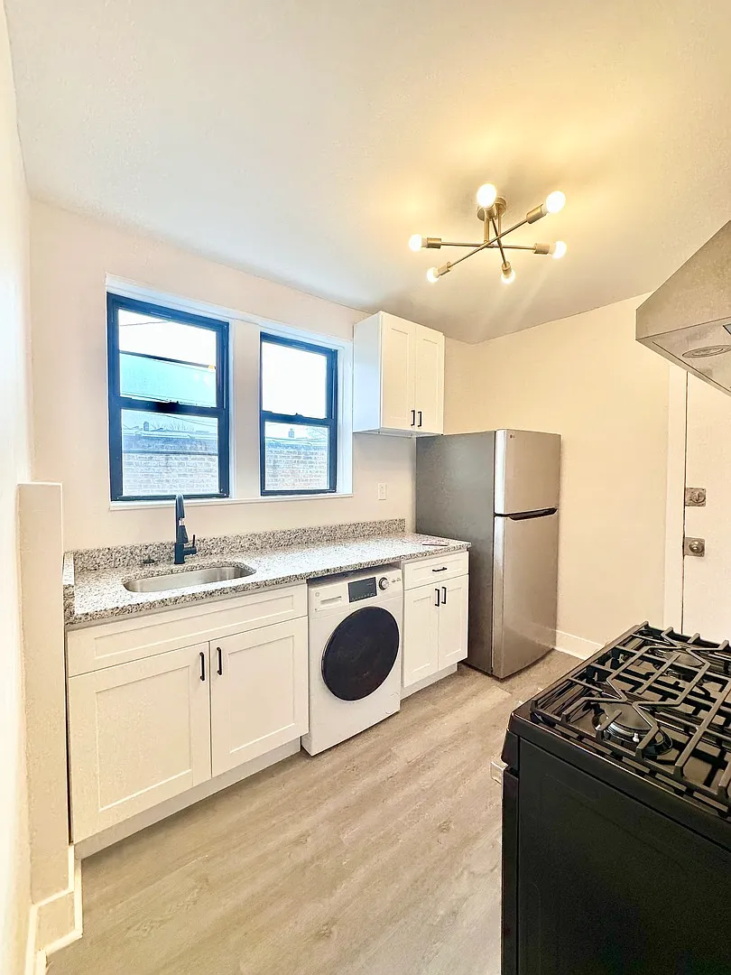 Building Photo - 1329 N Lorel Ave #1E