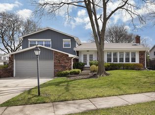902 Suffield Ter, Northbrook, IL 60062