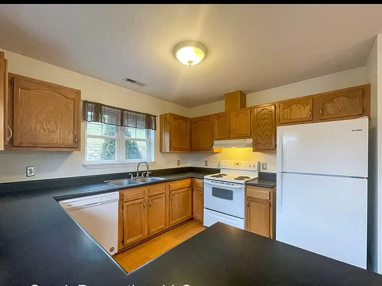 28 Jefferson Dr — Photo 3
