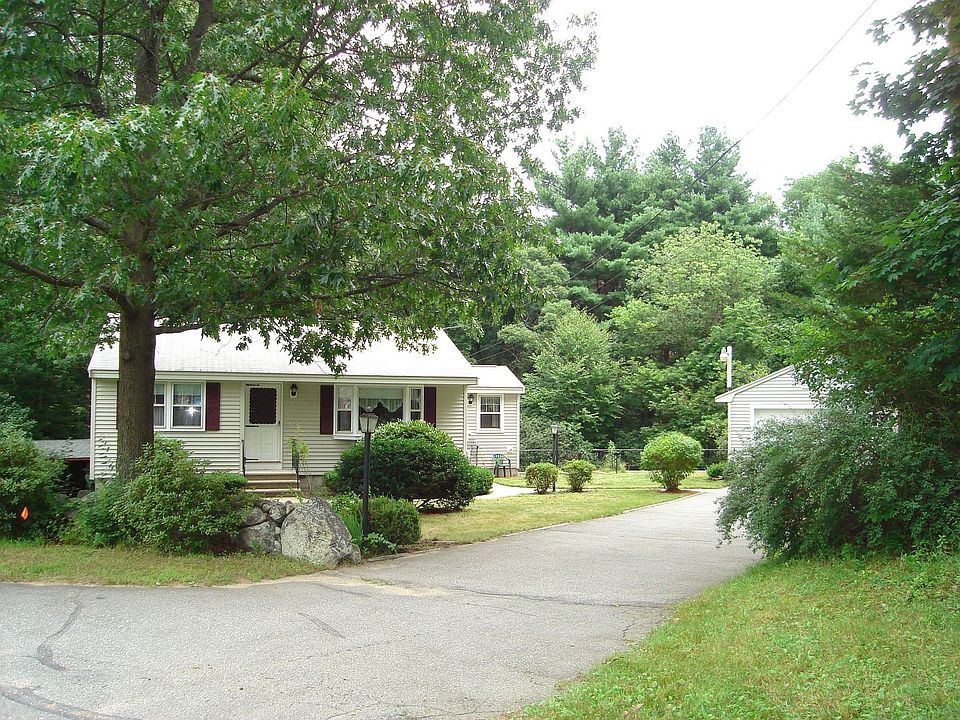 Front of house with turnaround in driveway