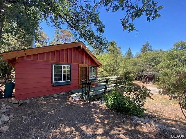 1st image of 381 Vista Ln