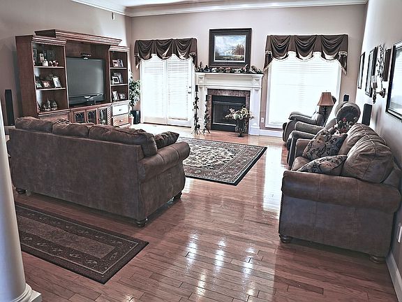 4th image of 303 Running Deer Ln