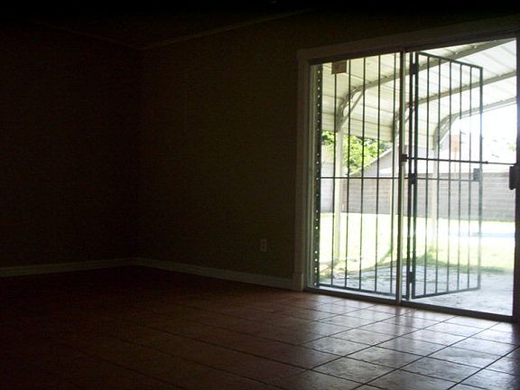 4th image of 1107 Kerria Ave