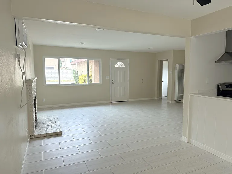 4224 1/2 N La Rica Ave — Photo 2