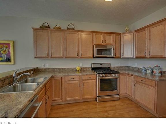 4th image of 558 Hyannis Port Cir