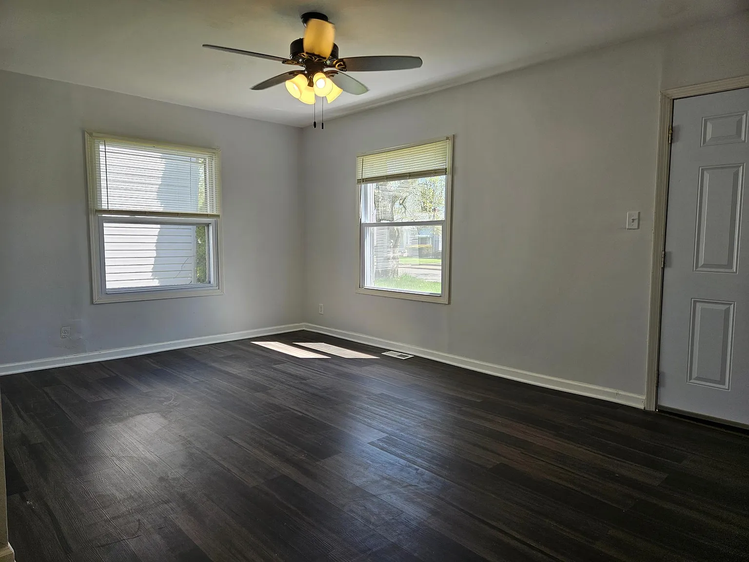 2 bed, 850 sqft, $1,350 — Photo 2