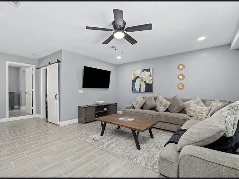 1004 N Betty Ln — Photo 2