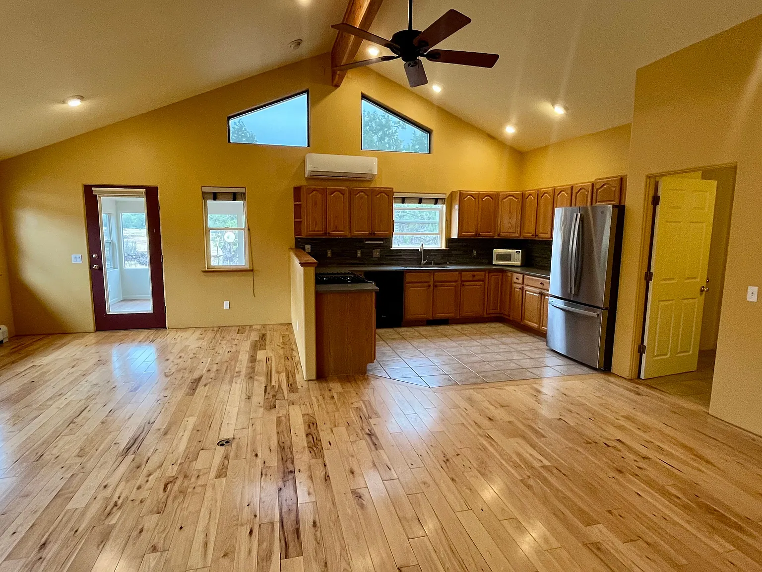 Beautiful 3 Bedroom Single-Level Home Close to Hospital — Photo 2