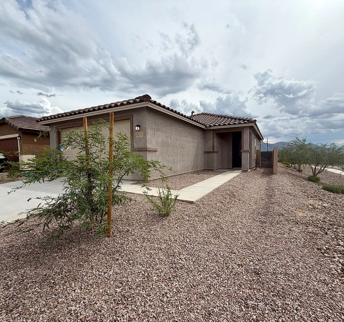 3 bed, 2.0 bath, 1262 sqft, $2,000 — Photo 2