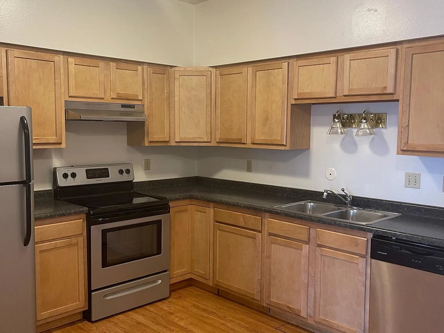 4 bed, 100 sqft, $2,610 — Photo 2