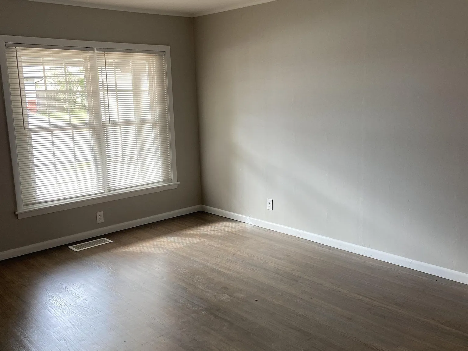 3 bed, 1.5 bath, 1050 sqft, $1,640 — Photo 3