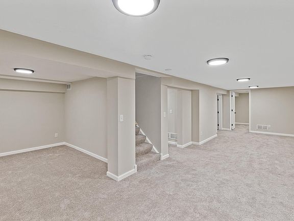 4th image of 1018 Summit Ave