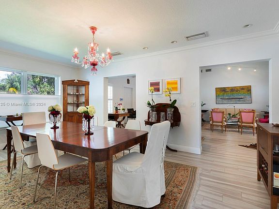 5th image of 410 Bargello Ave