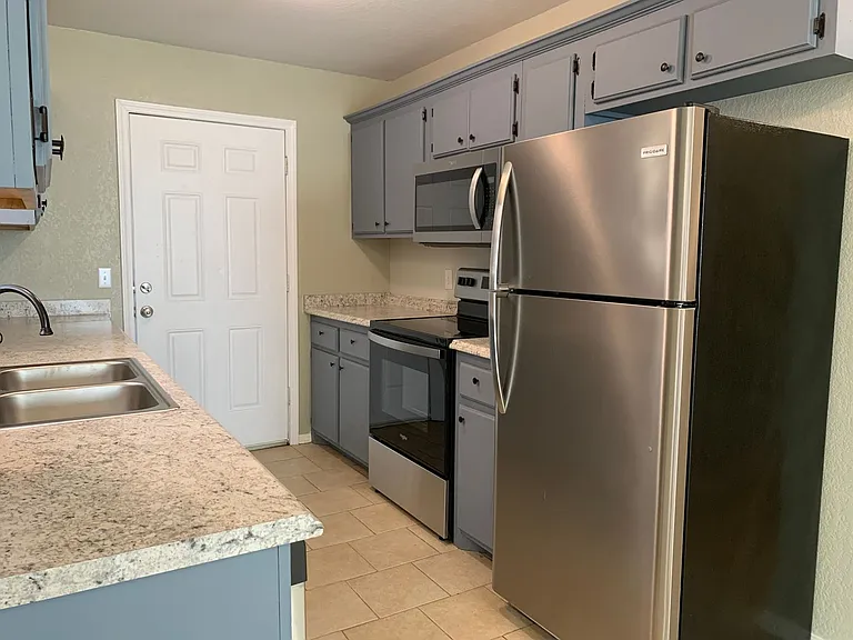 209 W Locust St — Photo 7
