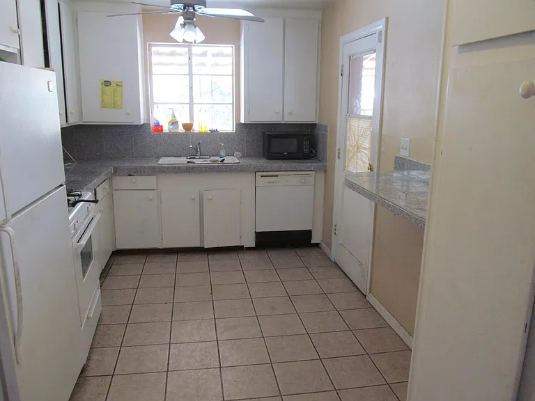 1425 E Hudson Dr — Photo 8
