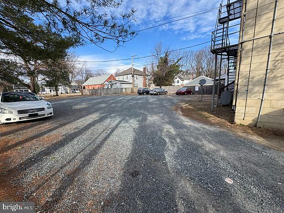 5th image of 102 S Governors Ave