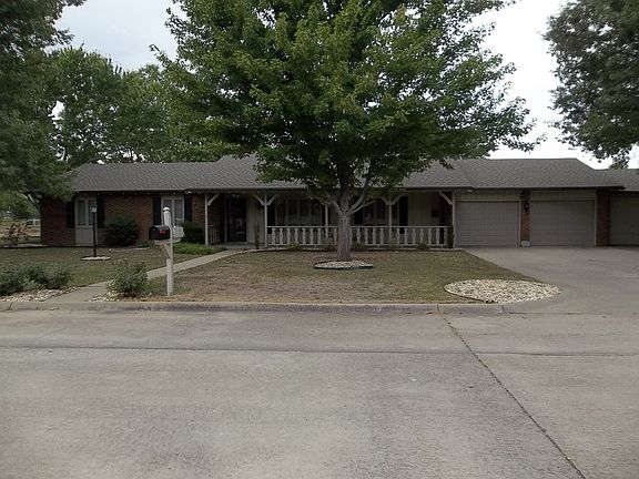 3rd image of 913 S Gretchen Ave