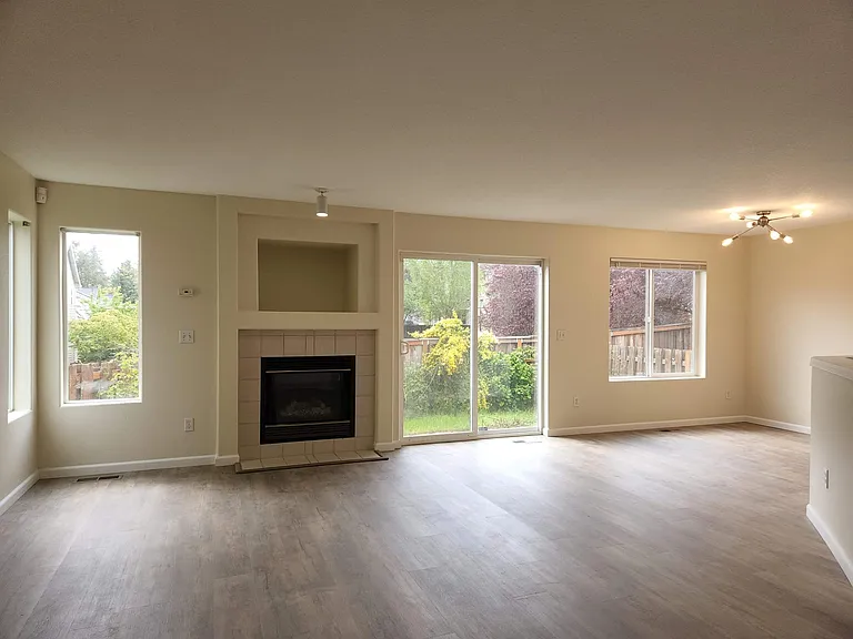 5223 NE Schoeler Cir — Photo 2