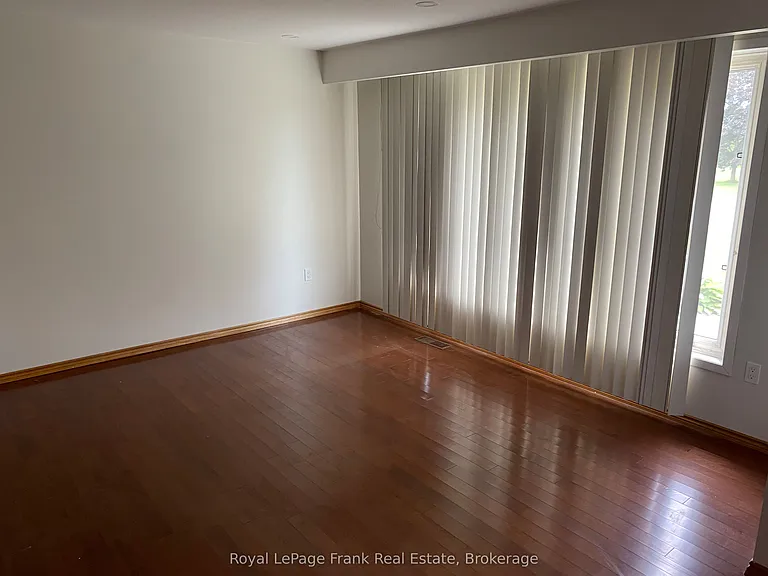 2350 7th Line #MAIN FLOOR — Photo 2