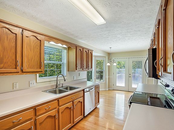 5th image of 635 Bradford Dr