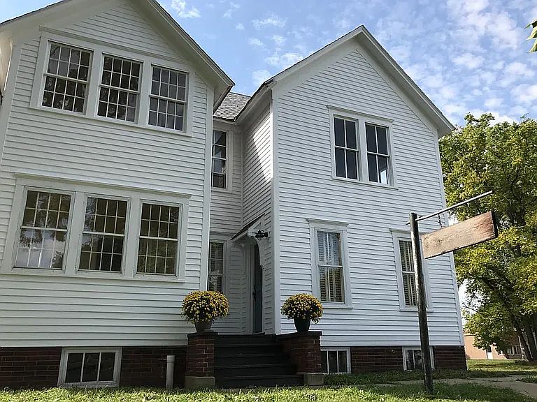 1st image of 611 S 2nd Ave