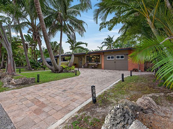 4th image of 949 NE 25th Avenue