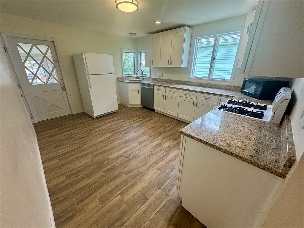 4 bed, 1.0 bath, 1300 sqft, $3,600 — Photo 3