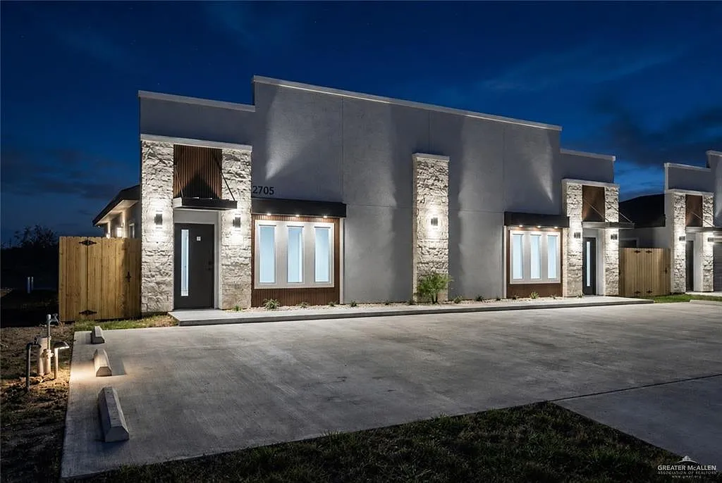 3 bed, 2.0 bath, 2180 sqft, $1,350 — Photo 1