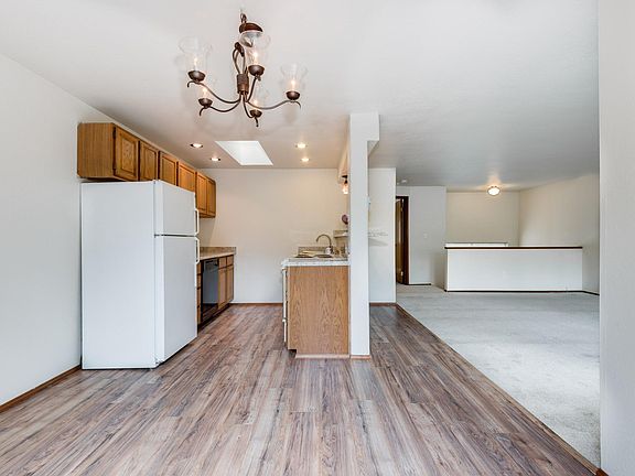 Upper kitchenette 1