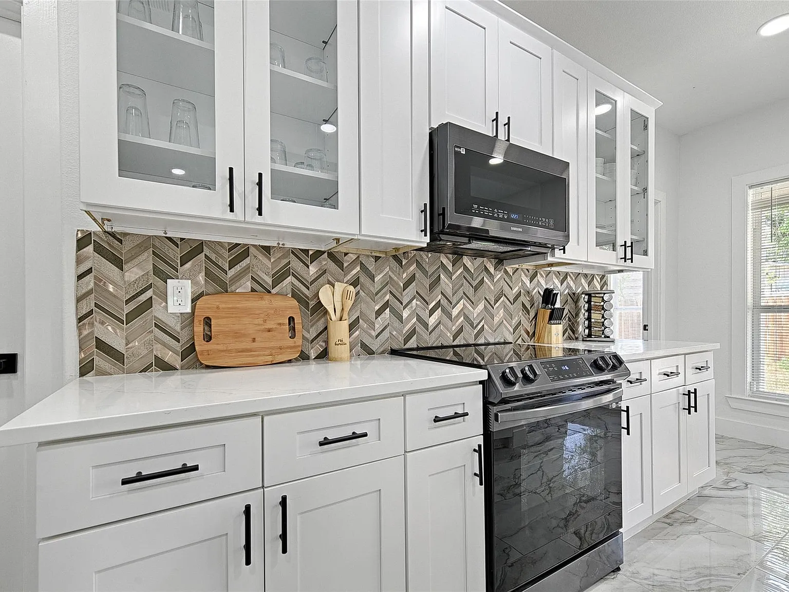 5 bed, 3665 sqft, $6,500 — Photo 2