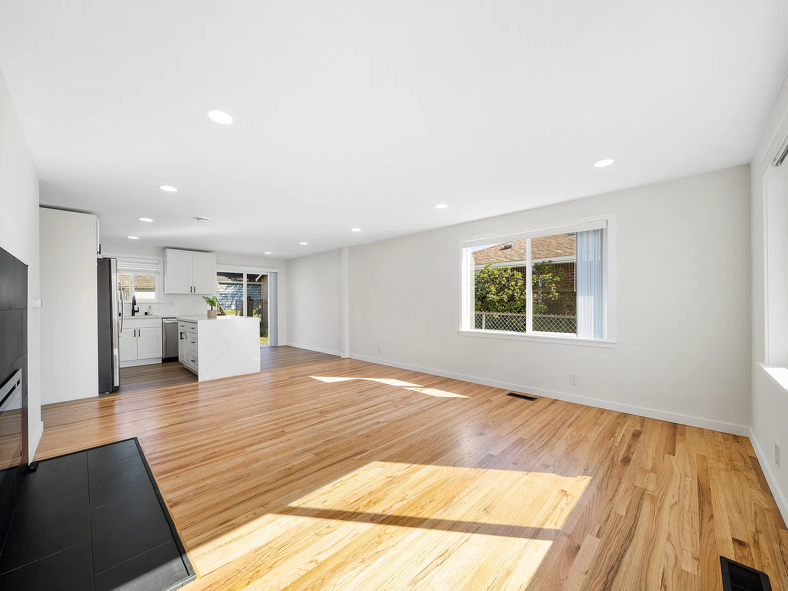 3 bed, 1100 sqft, $3,095 — Photo 3